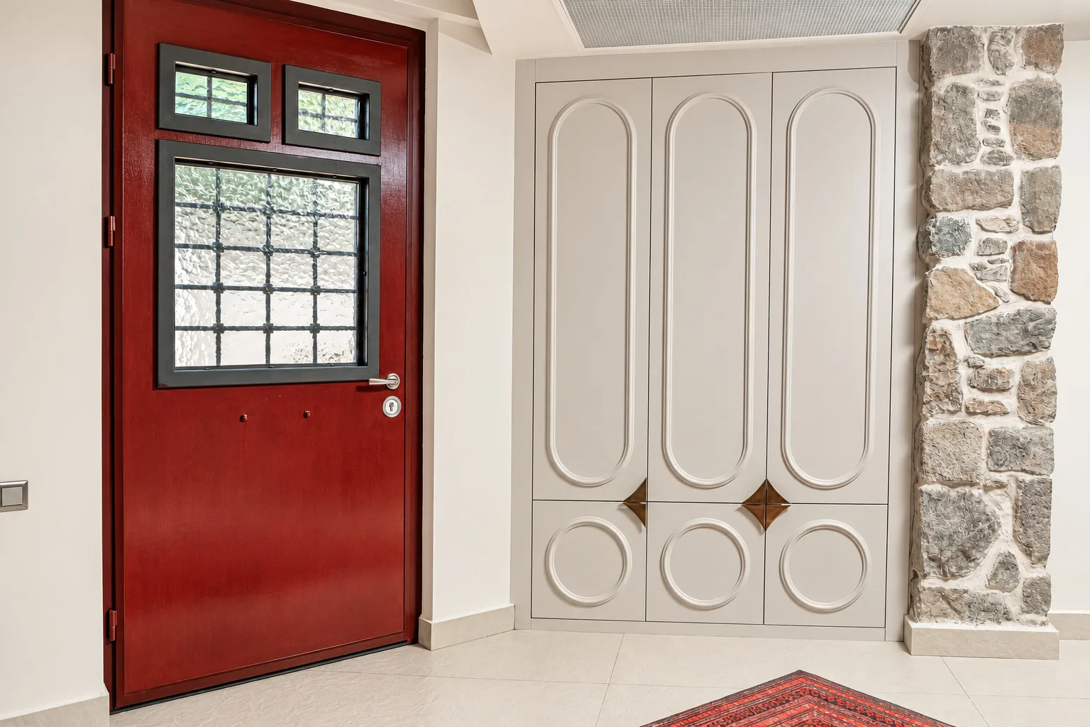 Göltürkbükü Villa 1 girişindeki kapı ve depolama dolapları