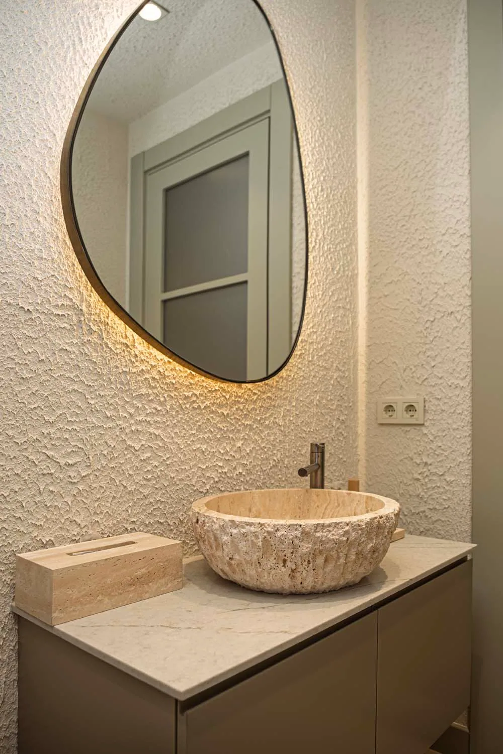 Sclinic lavabo ve ayna alanı