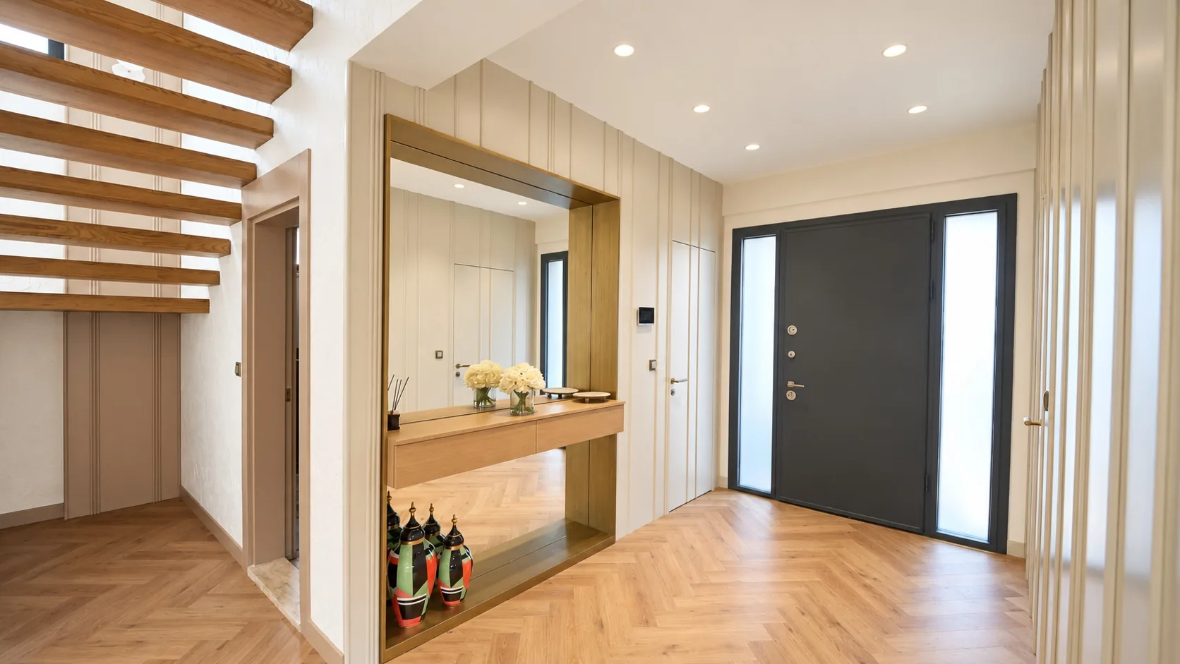 Tecde Villa girişinde aynalı konsol ve ahşap merdiven